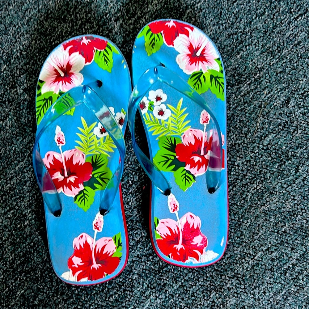 Flowered flip flops. Sz 8